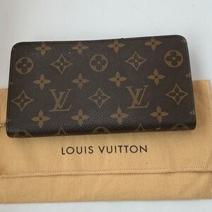 LOUIS VUITTON AUTHENTIC Monogram Zippy Clutch Wallet with Dust Bag